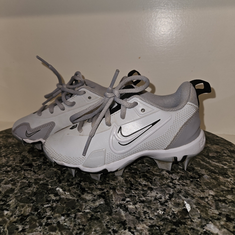 Nike Fastflex Kids White and Gray Cleats Sz 10C
